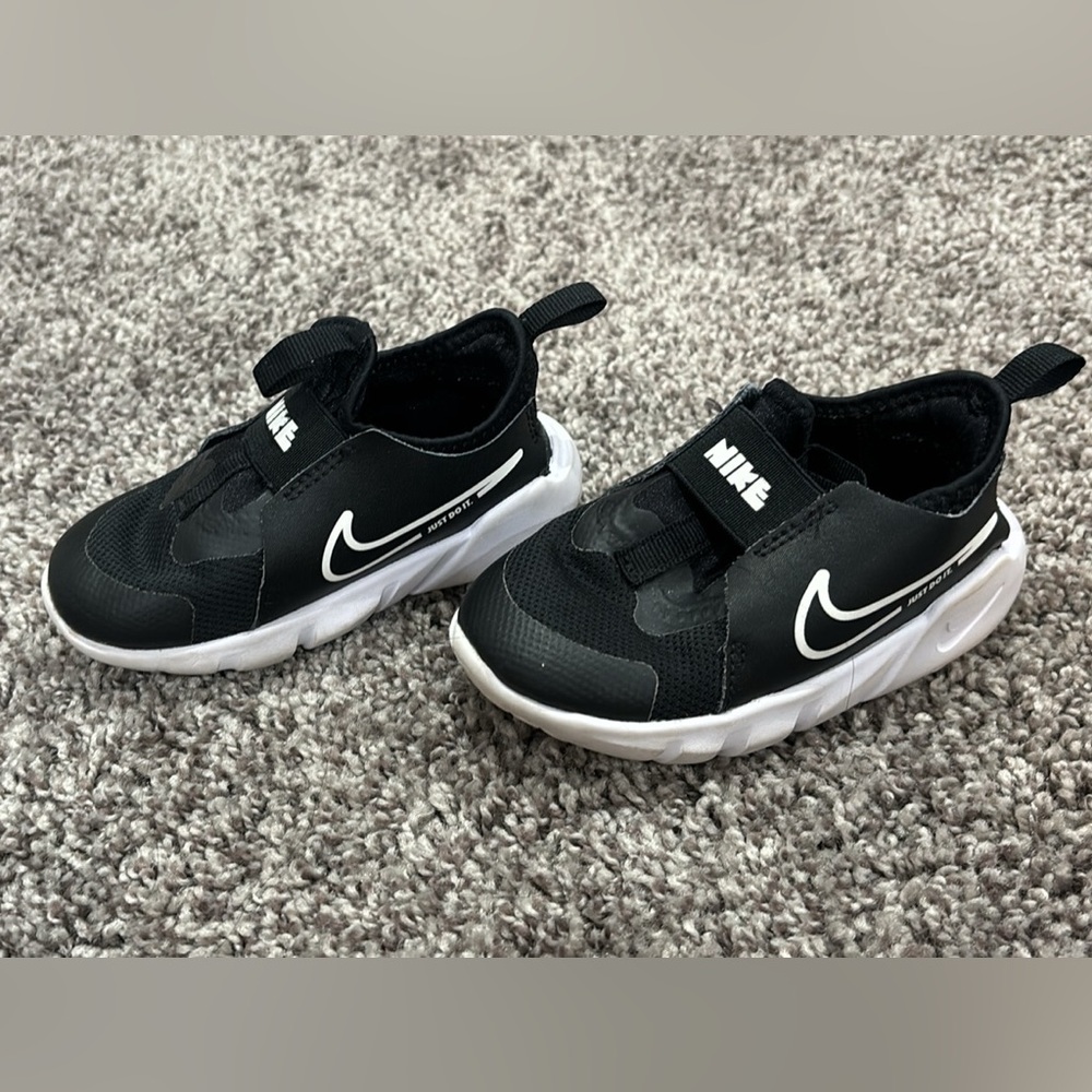 Toddler black Nike 7C